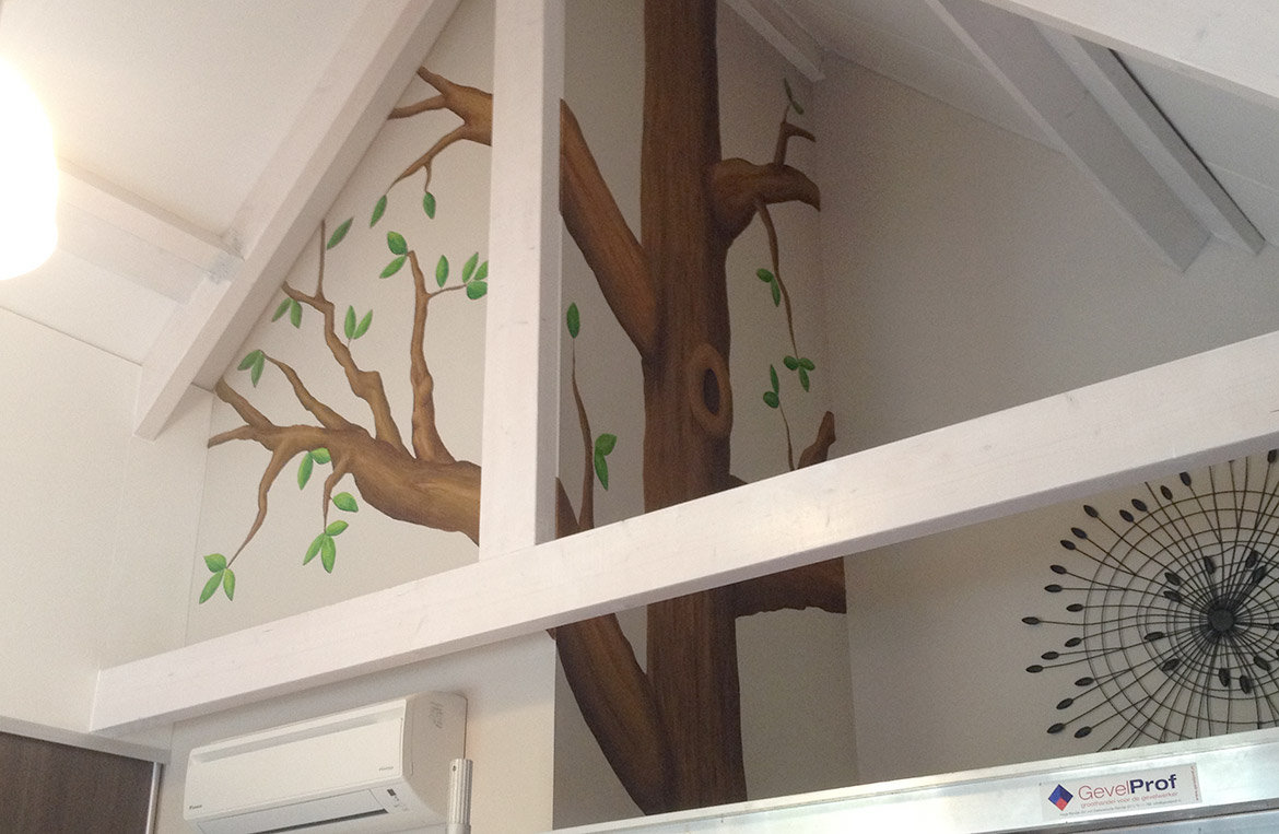 Muurschildering van de boom in de slaapkamer in Herkenbosch