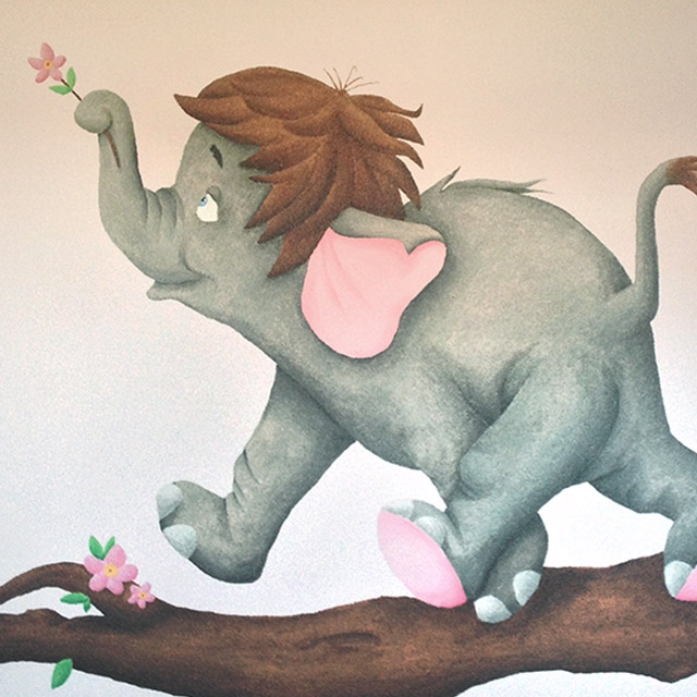 De muurschildering op de babykamer van Ella met het olifantje uit Jungle Book