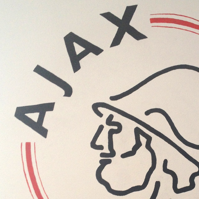 Muurschildering van het Ajax logo op een kinderkamer in Limbricht