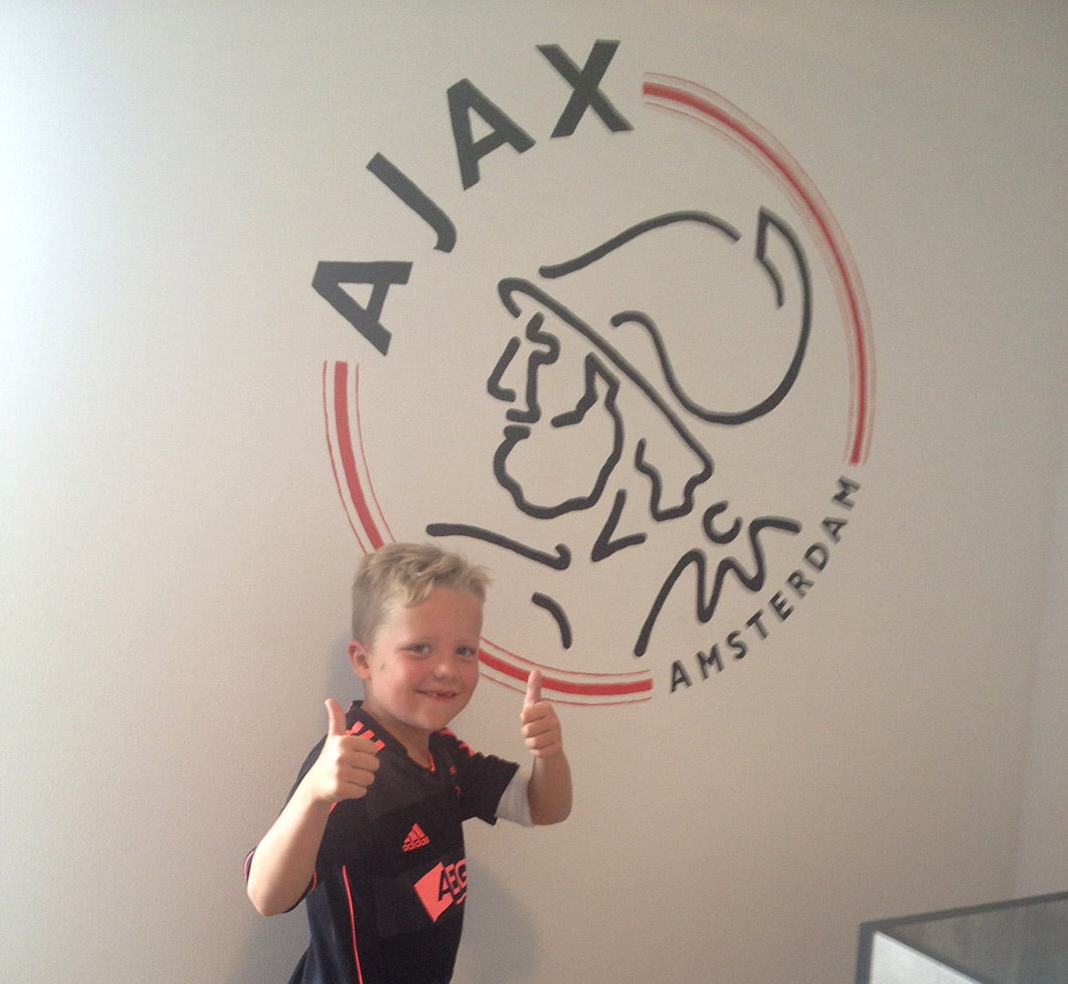 Mika is trots op zijn Ajax muurschildering