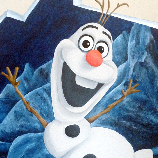 Muurschildering van Olaf uit Frozen op de kinderkamer van Mees